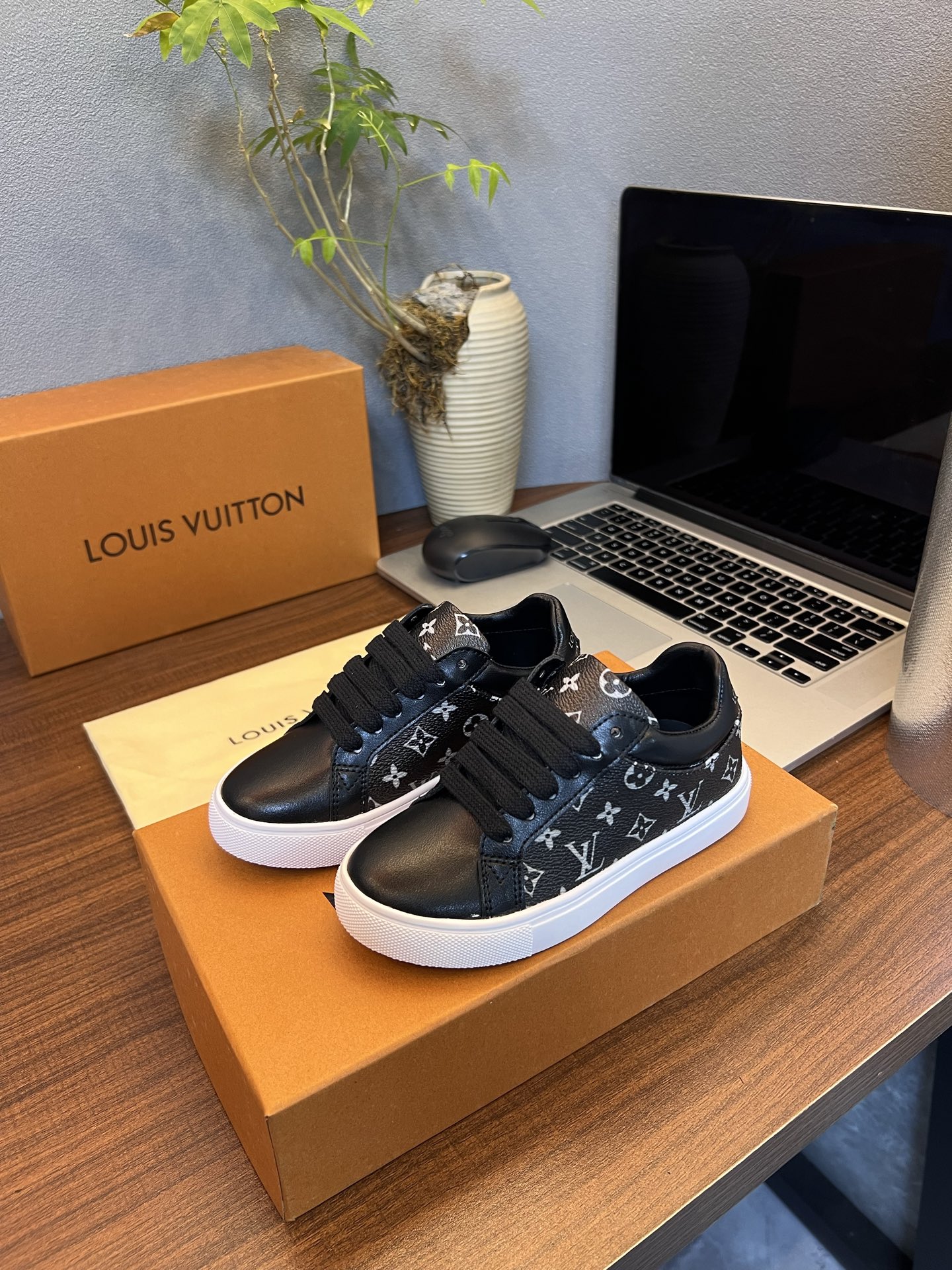 Children's shoes child
